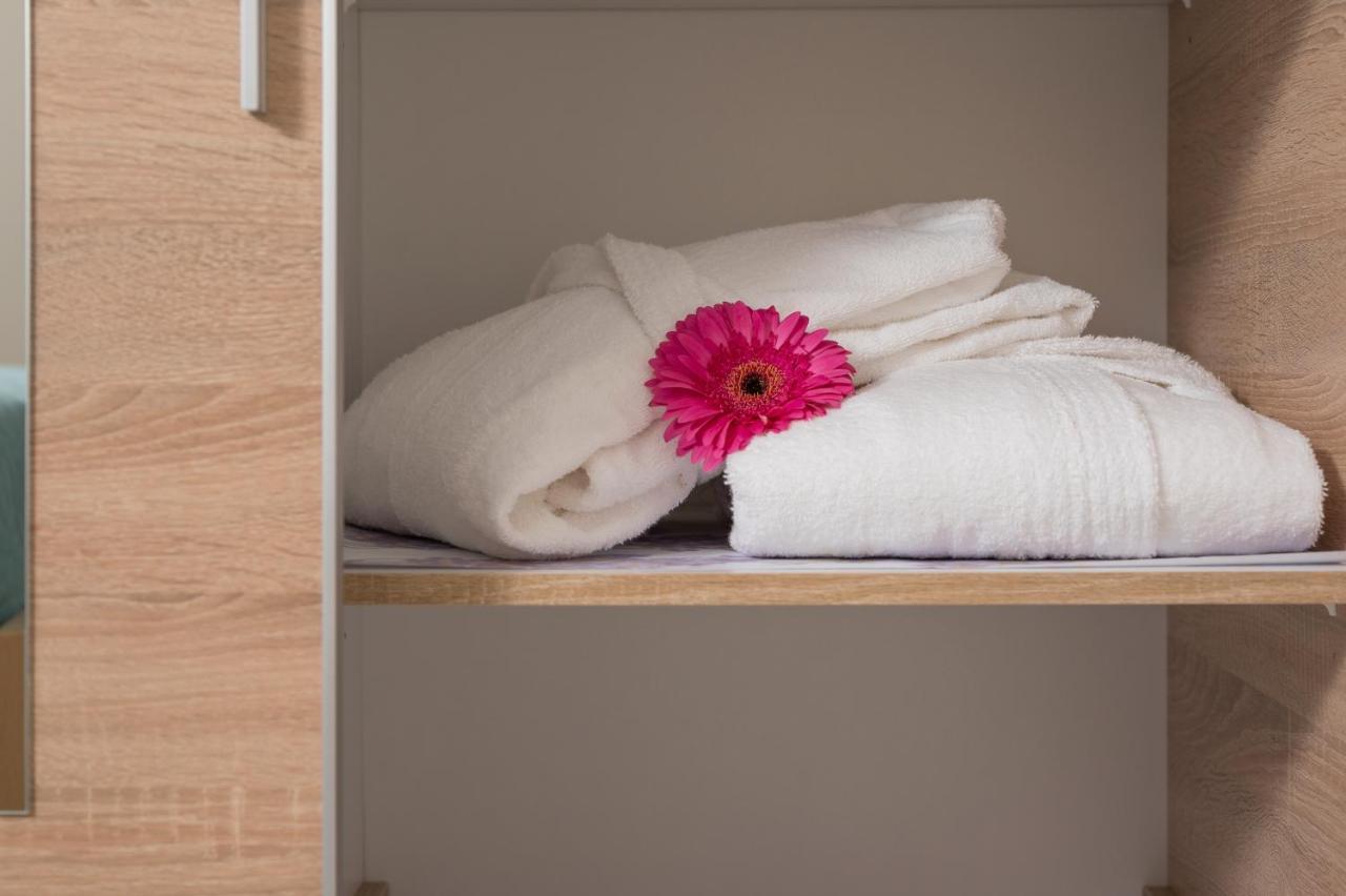 Floral Beach Apt With Lux Extras & Special Treats Kolimvarion Bagian luar foto