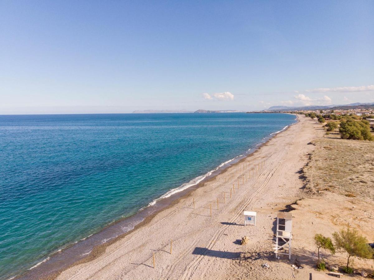 Floral Beach Apt With Lux Extras & Special Treats Kolimvarion Bagian luar foto